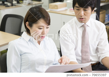 Meeting worker Meeting worker 70655397