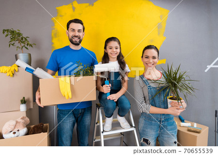 Dad holds a box in his hands with things. 70655539