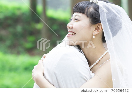 新娘和新郎擁抱 新娘和新郎擁抱 70656422