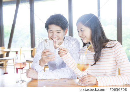 一對夫婦約會到咖啡館 一對夫婦約會到咖啡館 70656708