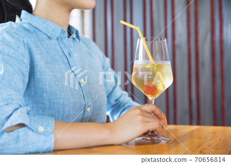 一個女人在一家咖啡館喝酒 70656814
