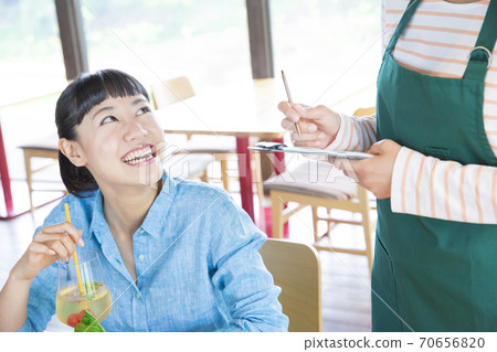 咖啡館職員接受訂單 70656820