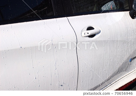 洗車漂洗產生的水滴 洗車漂洗產生的水滴 70656946