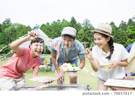A male and a female barbecue A male and a female barbecue 70657817