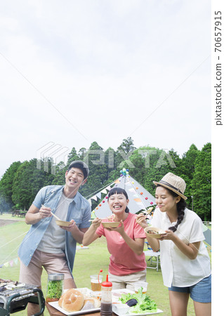 A male and a female barbecue A male and a female barbecue 70657915