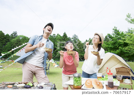 A male and a female barbecue A male and a female barbecue 70657917