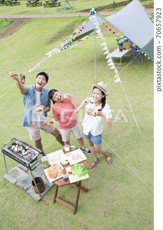 A male and a female barbecue A male and a female barbecue 70657923