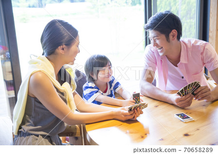 父母和孩子們玩撲克牌 70658289
