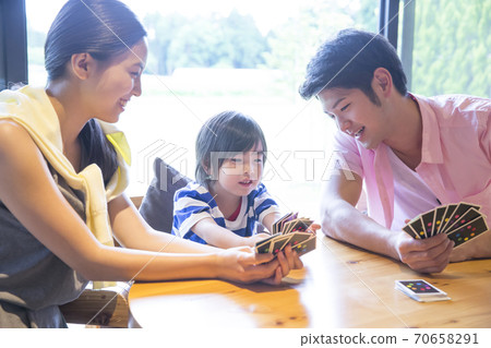 父母和孩子們玩撲克牌 父母和孩子們玩撲克牌 70658291