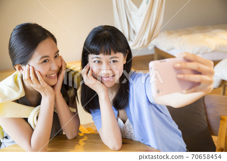 一個女人採取自我採取 一個女人採取自我採取 70658454