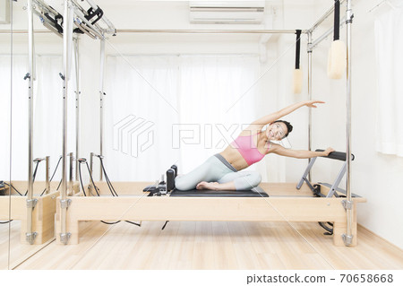 做普拉提的女人 70658668