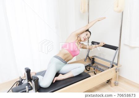 做普拉提的女人 做普拉提的女人 70658673