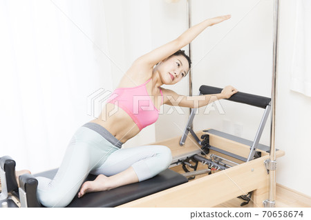 做普拉提的女人 70658674