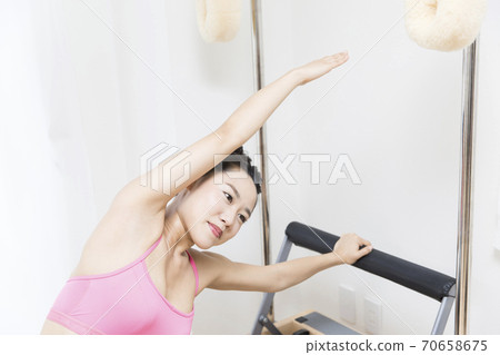 做普拉提的女人 做普拉提的女人 70658675