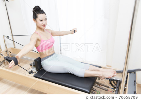 做普拉提的女人 70658709