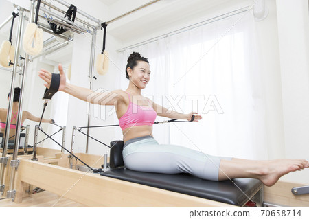 做普拉提的女人 做普拉提的女人 70658714