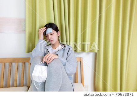 一個發燒感冒並堅持皮塔餅的女人 一個發燒感冒並堅持皮塔餅的女人 70658871