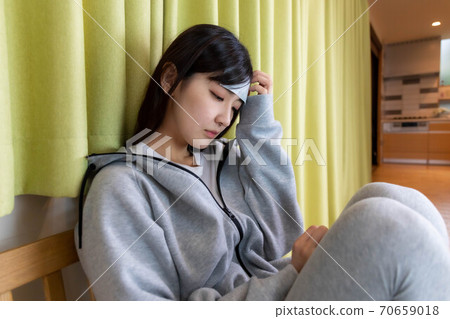 身體狀況不佳且曠工的婦女 身體狀況不佳且曠工的婦女 70659018