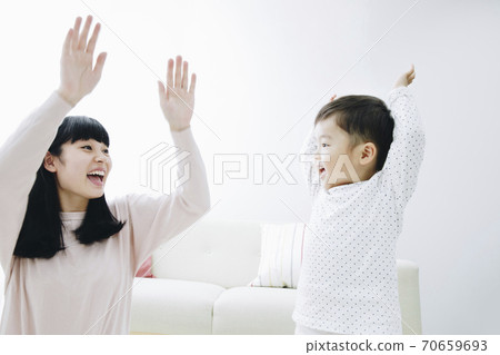 父母和孩子玩玩具 父母和孩子玩玩具 70659693