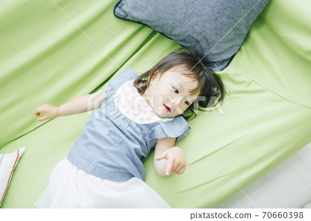 蹣跚學步躺在沙發上 蹣跚學步躺在沙發上 70660398