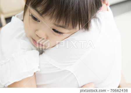 Parent and child holding Parent and child holding 70662436