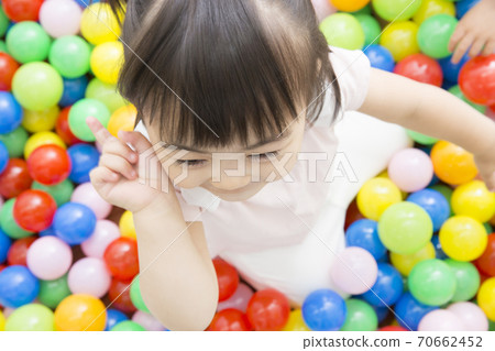 嬰兒在球池玩 70662452