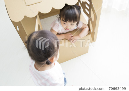 蹣跚學步在紙板屋玩 70662499