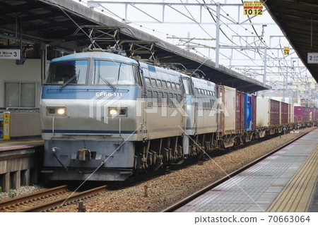 EF66 towed down freight train that connects the forwarding locomotive and passes through Akashi Station 70663064
