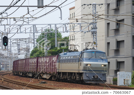 EF66拖曳經過明石站的貨運列車 70663067