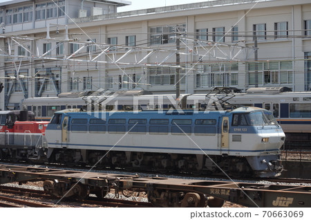 EF66 towed down freight train that runs between Akashi and Nishi-Akashi by connecting a deadhead diesel locomotive 70663069