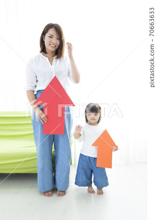 父母和孩子帶有箭頭 70663633