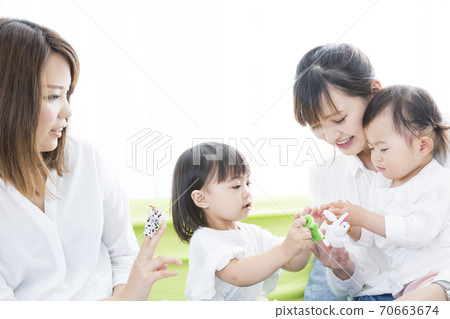 父母和孩子玩耍 70663674