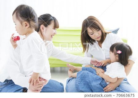 父母和孩子玩耍 父母和孩子玩耍 70663675