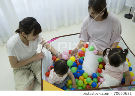 父母和孩子在球池玩 70663681