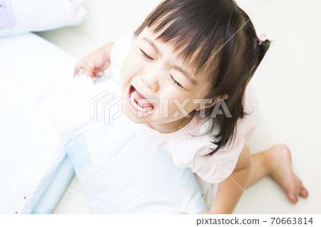 Crying infant 70663814