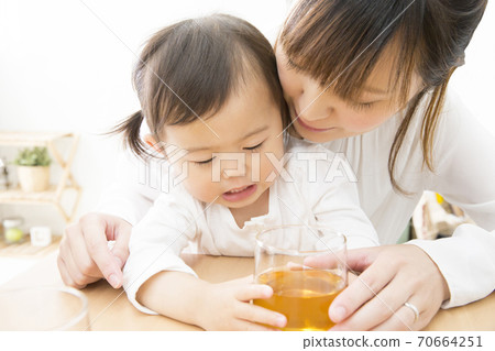 父母和孩子喝茶 70664251