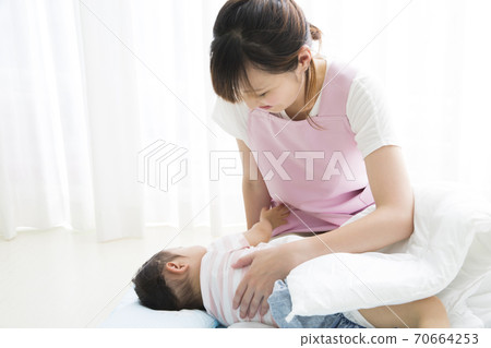 A woman who puts a toddler to sleep 70664253