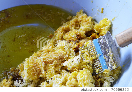 Drop of bee honey drip from hexagonal honeycombs Drop of bee honey drip from hexagonal honeycombs 70666233