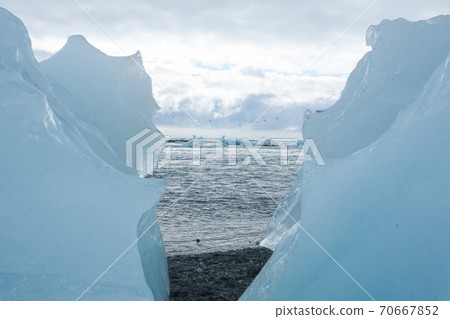 Icebergs on water, Jokulsarlon glacial lake, Iceland Icebergs on water, Jokulsarlon glacial lake, Iceland 70667852