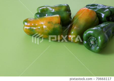 綠色背景辣椒 綠色背景辣椒 70668117