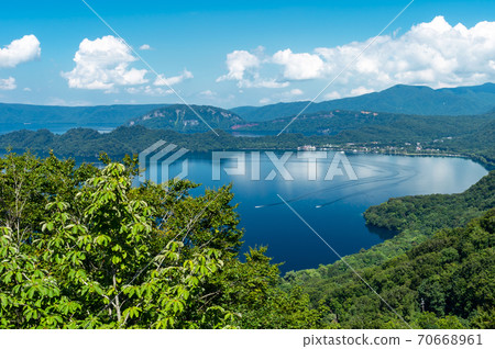 [Lake Towada, Aomori Prefecture] Lake Towada in summer: Lake Towada seen from Shimeitei Observatory is heart-shaped 70668961