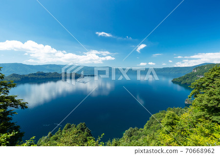[Lake Towada, Aomori Prefecture] A large panoramic view of Lake Towada from the view 70668962