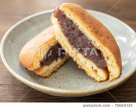 Dora-yaki cut in half 70669385