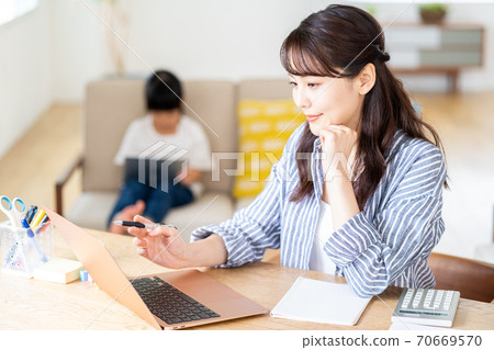 Women (mother and child) teleworking while raising children 70669570