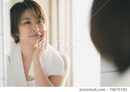 30多歲的皮膚護理女人 70670780