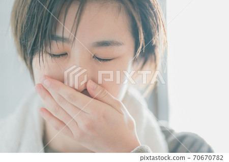 一個女人打噴嚏 70670782