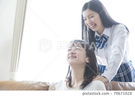 Parents and children who also rub their shoulders Parents and children who also rub their shoulders 70671028