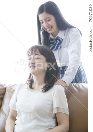 父母和孩子也擦肩 70671029