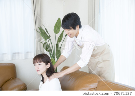 丈夫揉肩膀 70671127