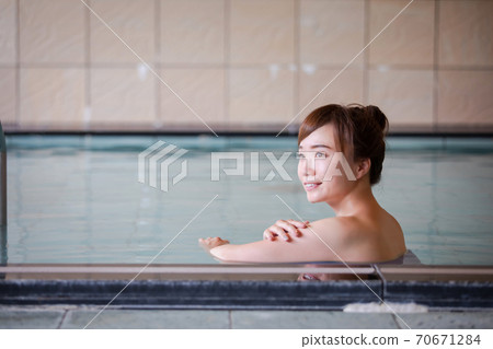 一個女人進入溫泉 70671284